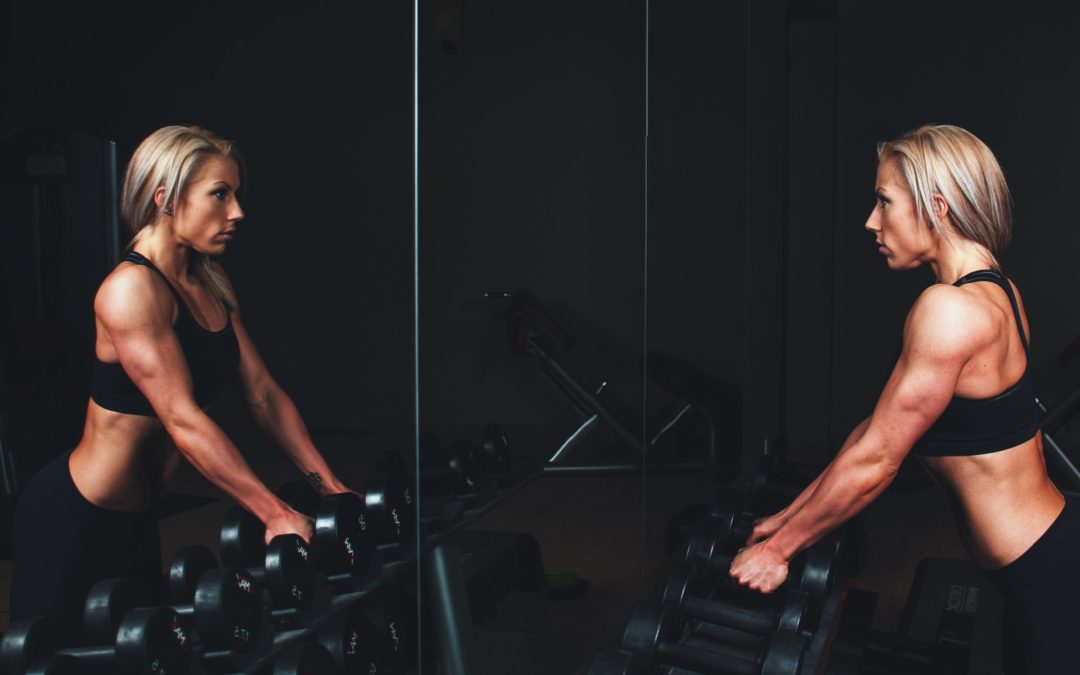 ENTRENAMIENTO DE FUERZA Y PÉRDIDA DE GRASA EN MUJERES