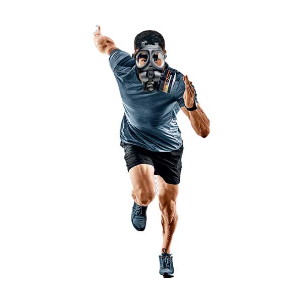 Persona corriendo con mascara respiratoria