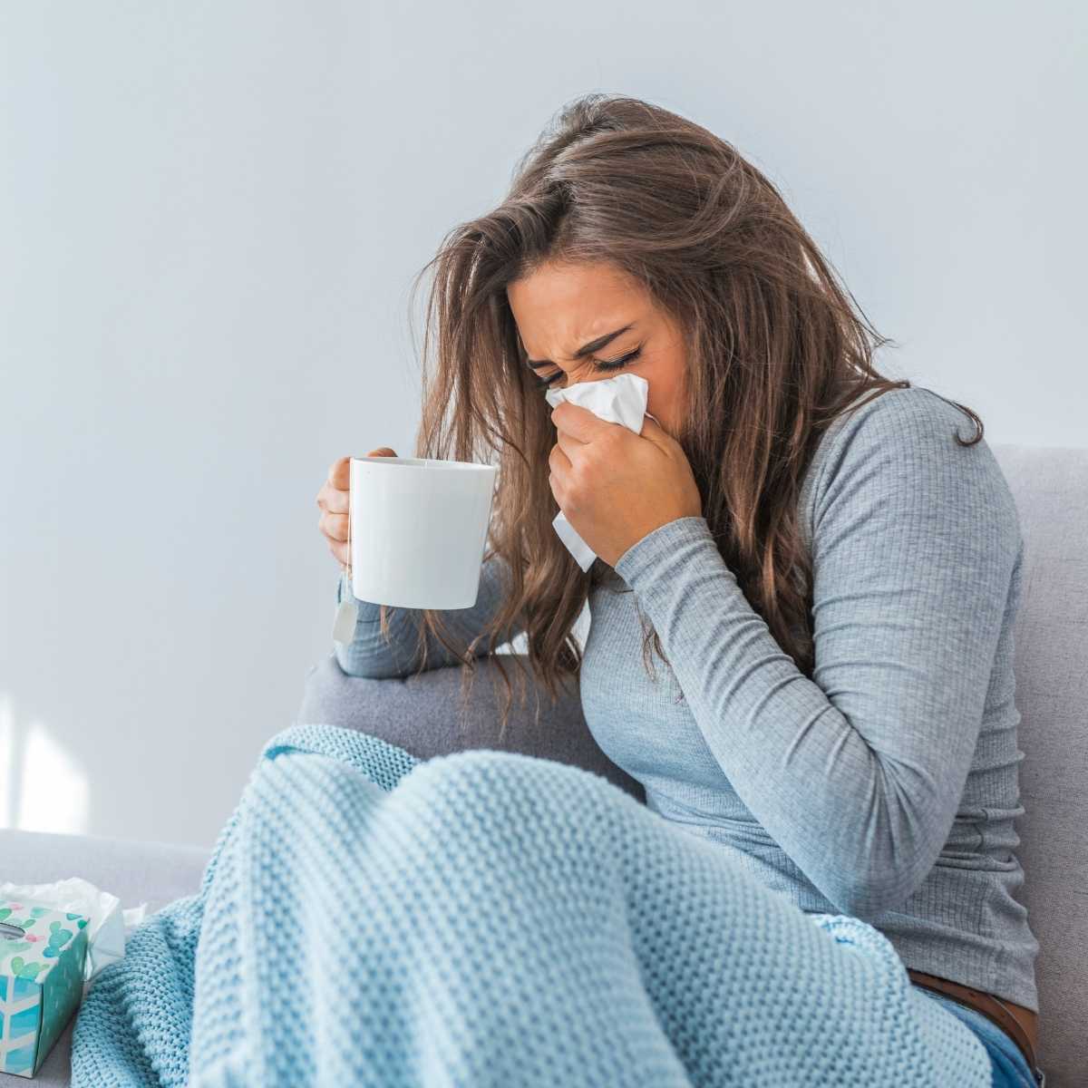 mujer resfriada por tener un sistema inmune debilitado
