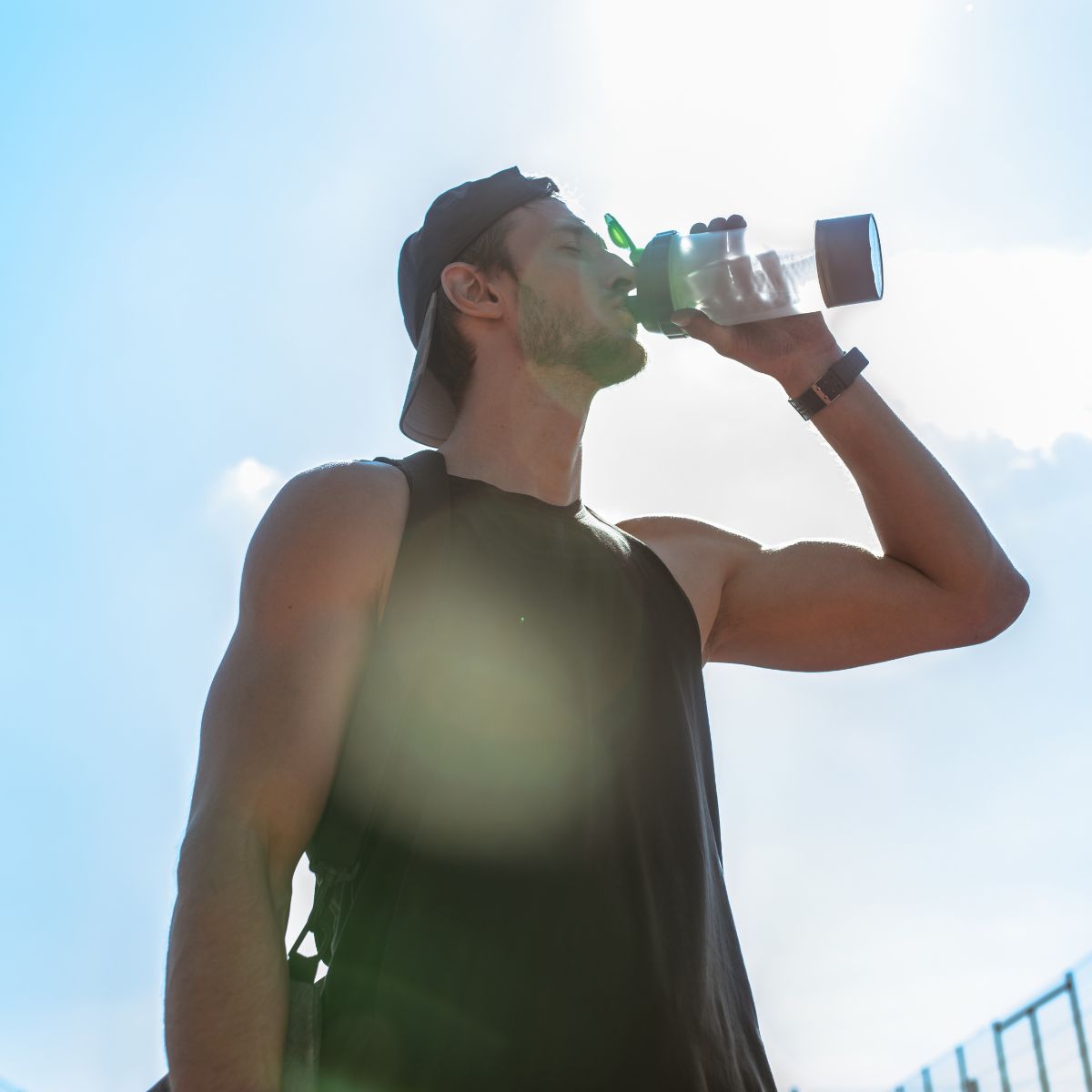 cuanta agua debe beber un deportista